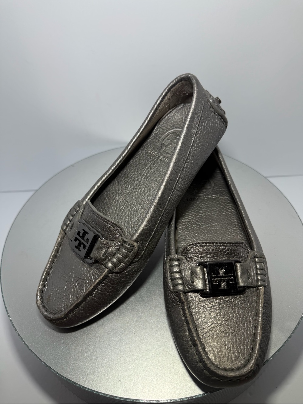 Tory Burch Pewter Leather Logo Bit Loafers size 5.5 Exellent condition - Picture 2 of 10